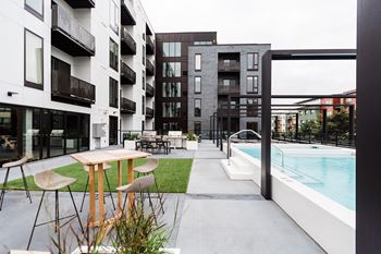 Outdoor kitchen bar + grill + alfresco dining